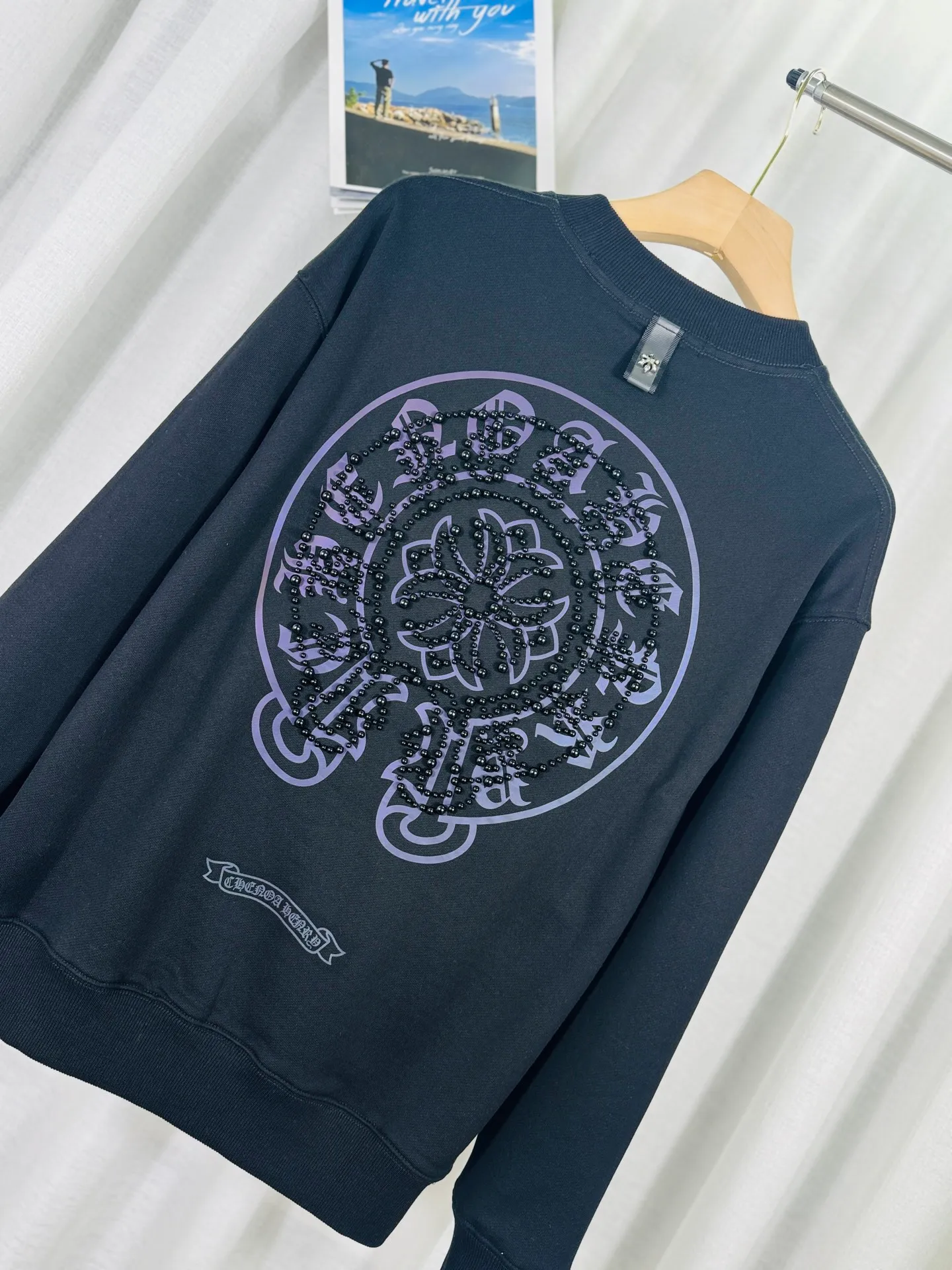 P250 top version, real shot without P, ​​different from market currency) 𝗖𝗵𝗿𝗼𝗺𝗲 𝗛𝗲𝗮𝗿𝘁𝘀/Cro Heart 2025 Reflective Embroidered Beads Compass Embroidered Autumn and Winter New Original Counter American Laser Burnt 3D Pearl Embroidered Couple Casual Sweater 👑The highest version! Customized fabric 420g tripe terry fabric! American acid-washed and distressed original fabric laser burnt ✟appliqué embroidery and exquisite embroidery of letters! The best-selling model in the counter, very comfortable to wear. Accessories: original molded and authenticated collar label➕100% silk wash label. Genuine purchase-grade original hangtag➕matching hanging rope➕3D hanging beads➕original packaging bag. Craftsmanship: The original version has consistent wiring! The highest version of the armhole matching technique! Color: Black White Size: S M L XL Style No.: 9315